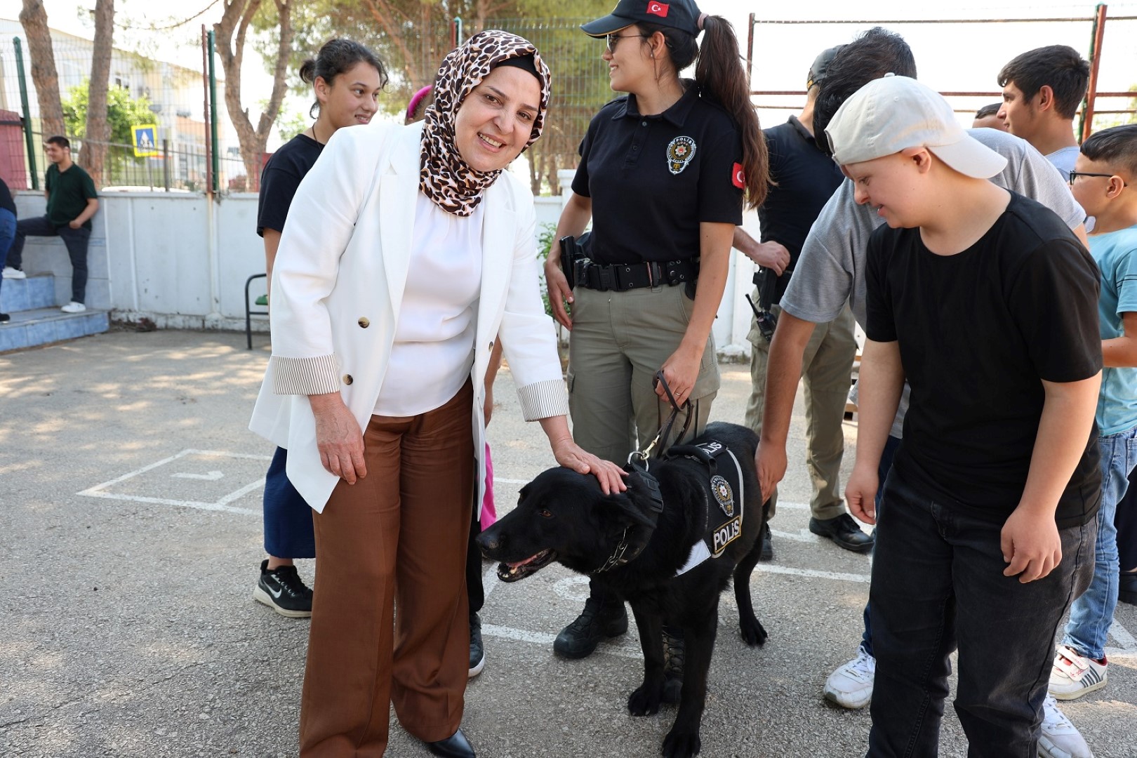 Belediye Başkanının Eşi Çocuklara Sevgi Aşıladı (1) (Large)