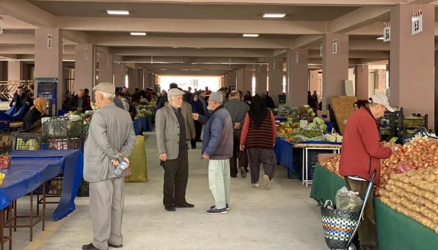 Belediye Pazarcıyı Birbirine Düşürdü… Kumluca’da Pazar Kaosu! (2)