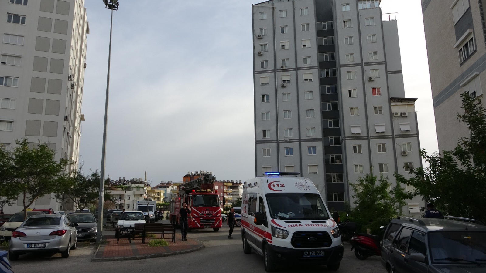 Çatıya Çıkan Kadını Polisler Ikna Etti (2)