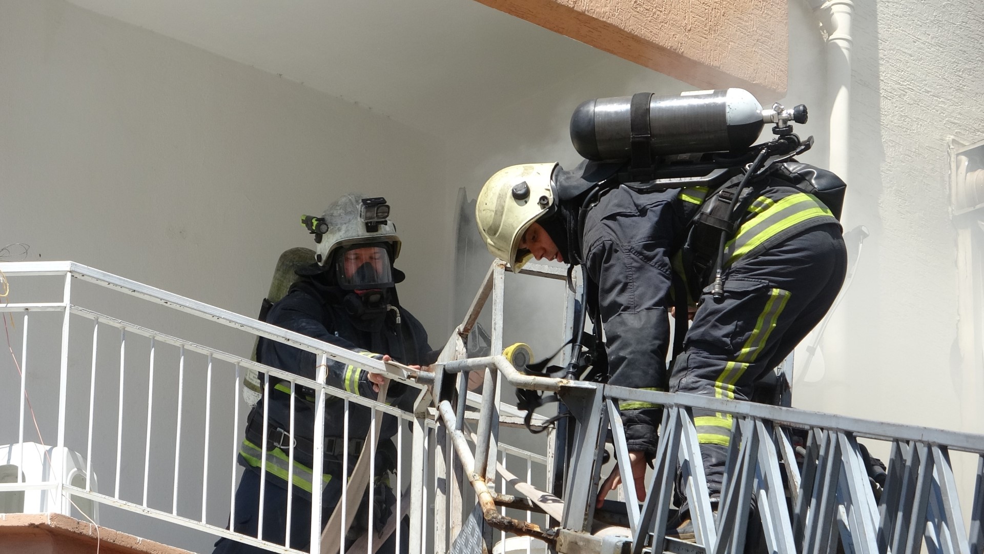 Dairede Çıkan Yangın Apartmanı Dumana Boğdu (1) (Large)