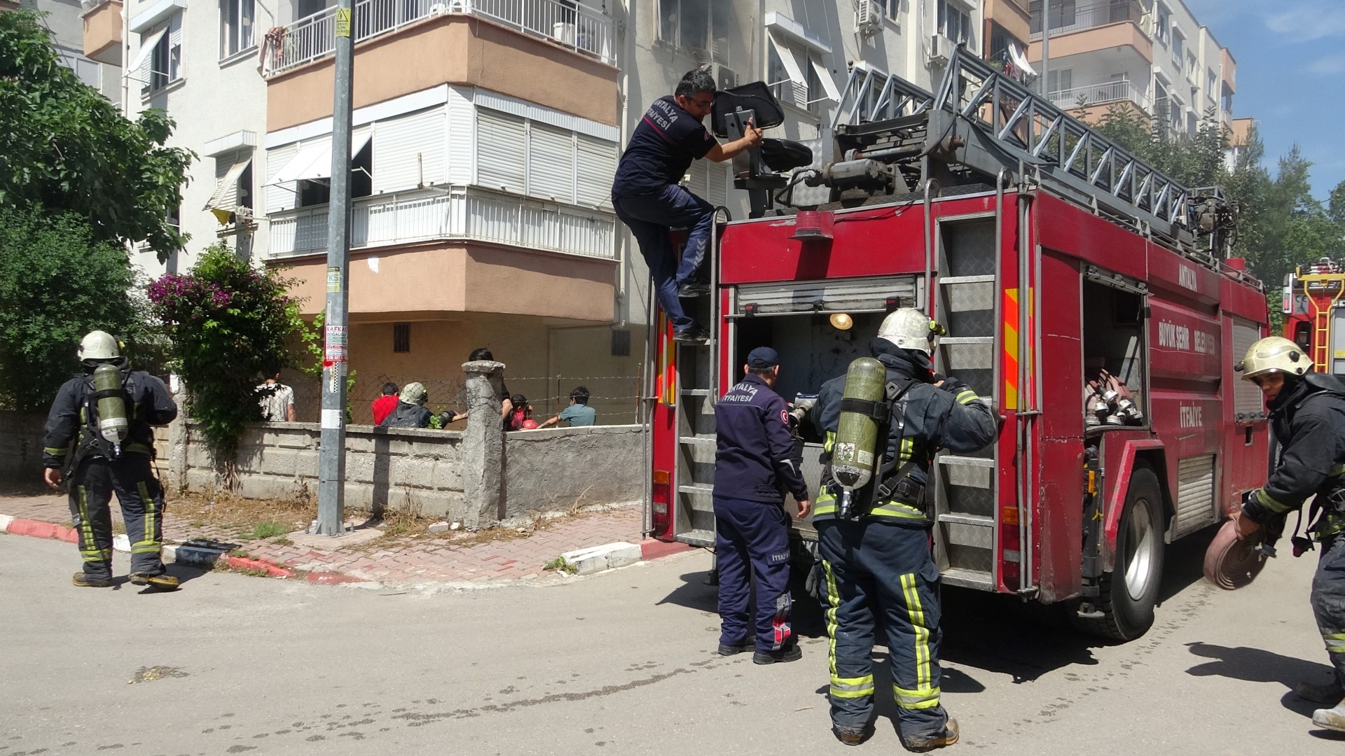 Dairede Çıkan Yangın Apartmanı Dumana Boğdu (3) (Large)