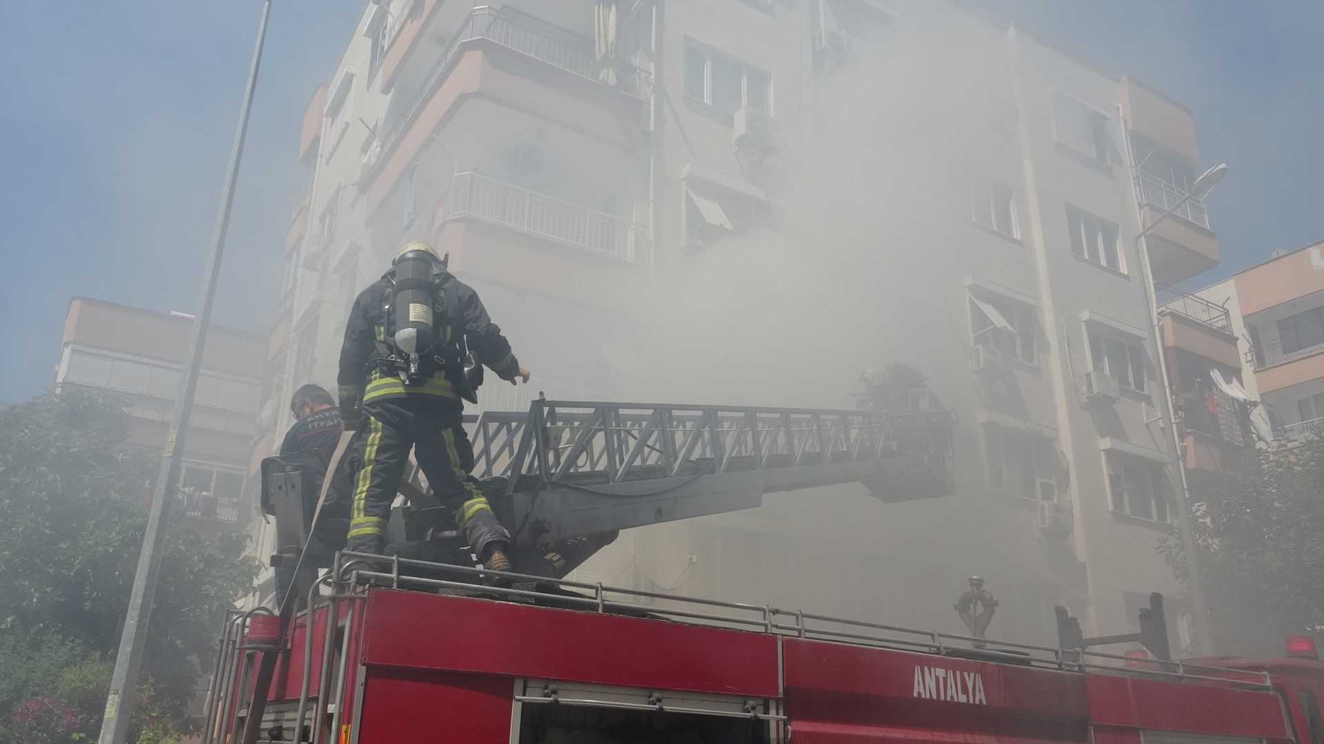 Dairede Çıkan Yangın Apartmanı Dumana Boğdu (4) (Large)