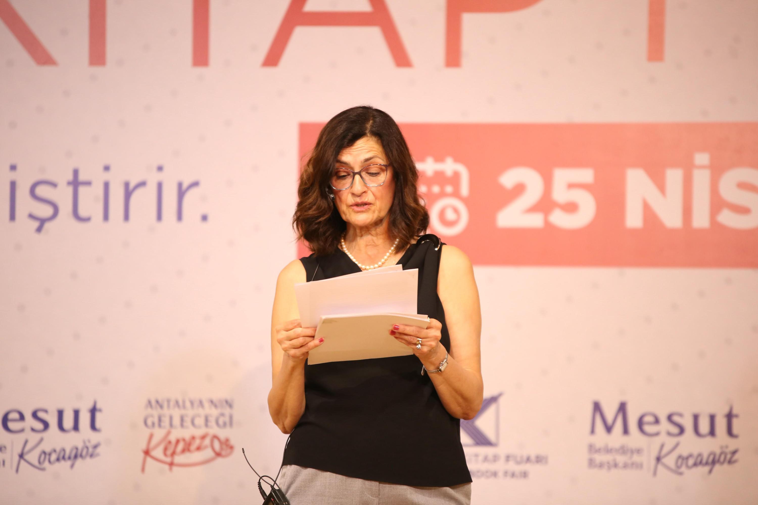Dogan Cuceloglu, Kepez Kitap Fuarinda Anildi 3