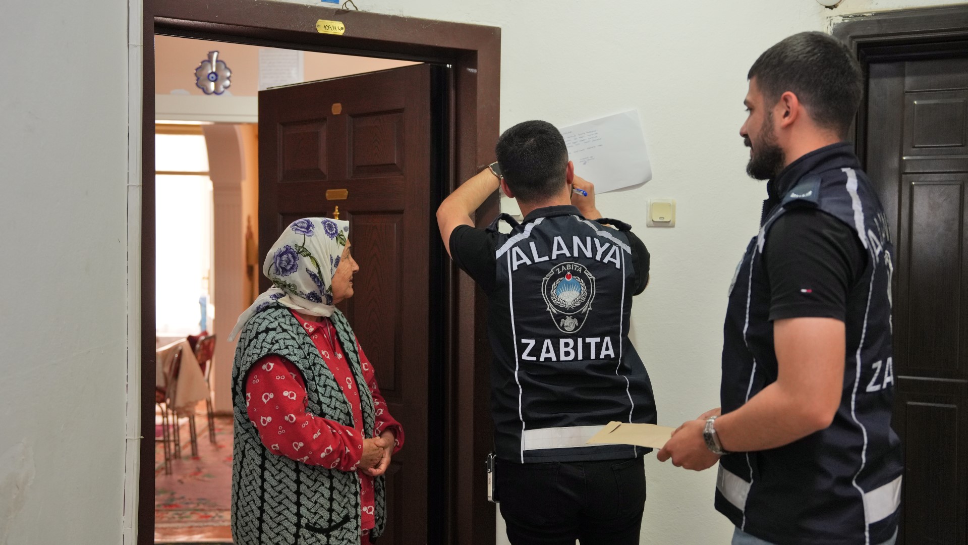 Fatma Teyze’nin Kayıp Cüzdanı Zabıta Tarafından Teslim Edildi (2) (Large)