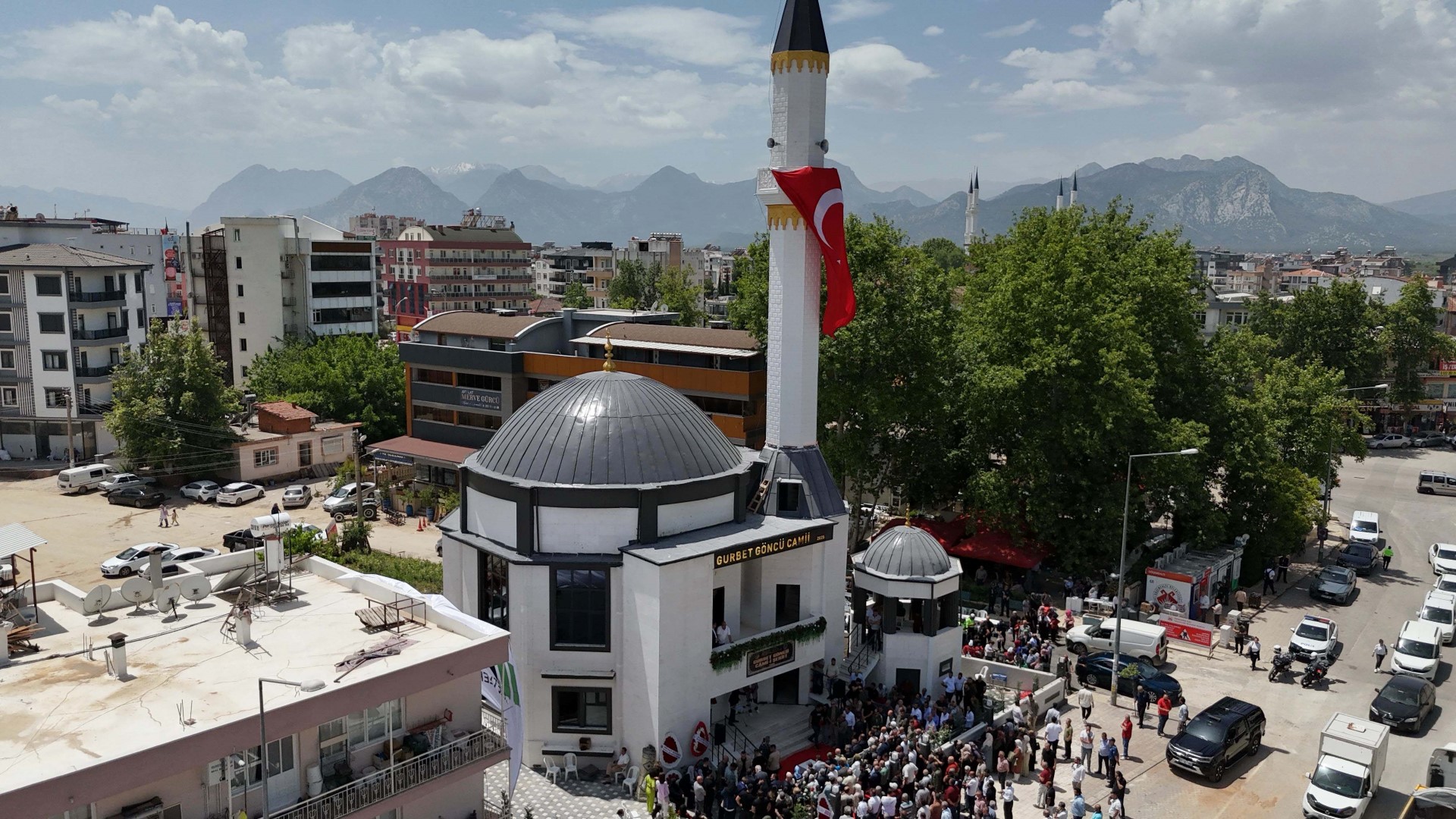 Gurbet Goncu Camii Dualarla Hizmete Aci 703459 208260 (Large)