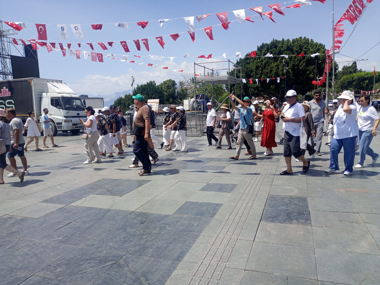 Hadrian Kapısı Turist Akını (3)