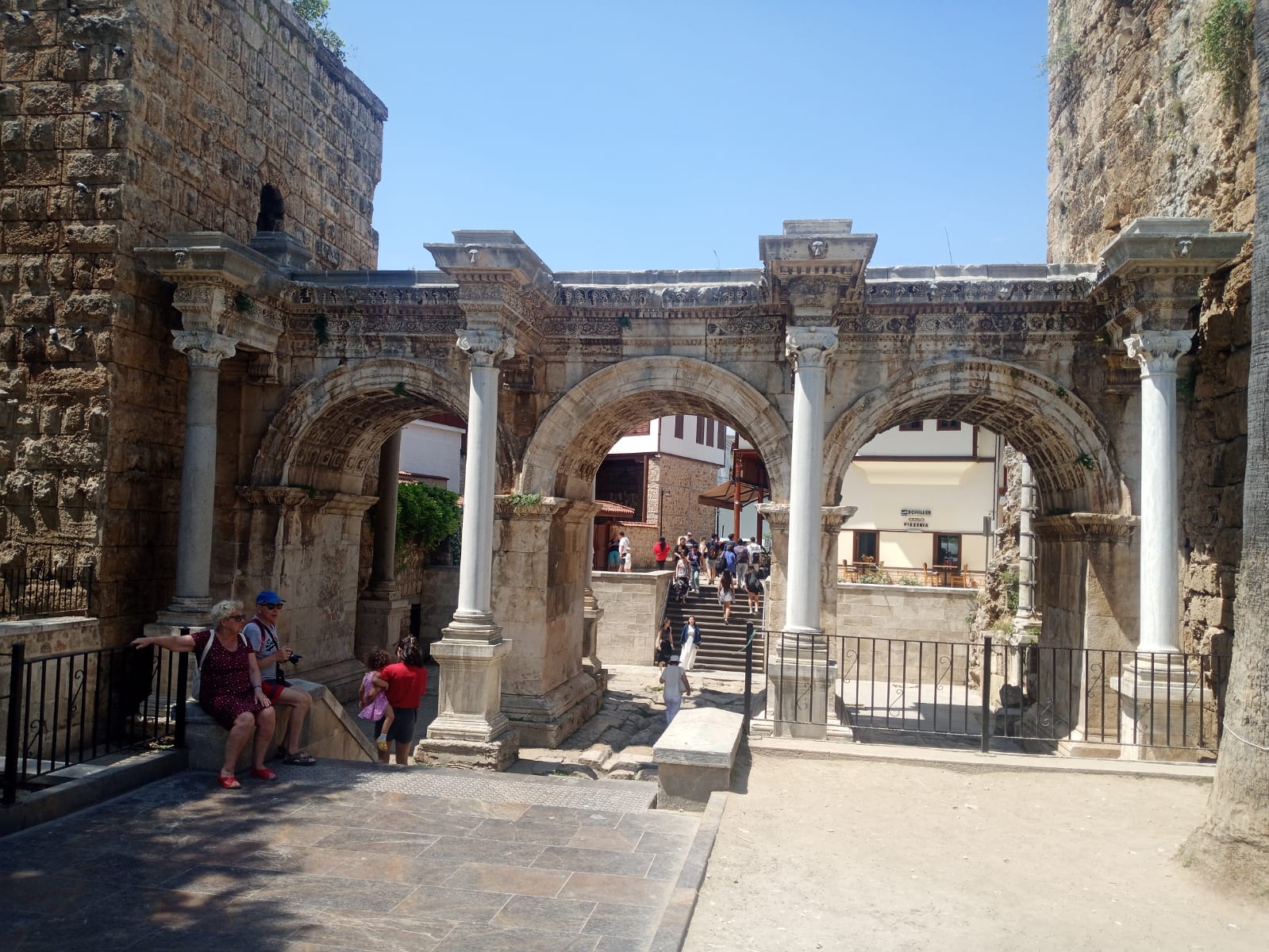 Hadrian Kapısı Turist Akını (6)