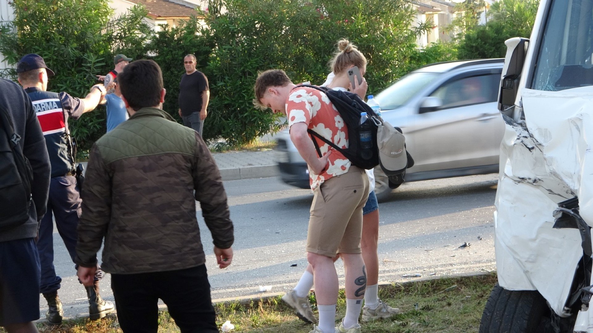 Hafif Ticari Araç Ile Tur Aracı Çarpıştı, 3'Ü Turist 4 Kişi Yaralandı (1) (Large)