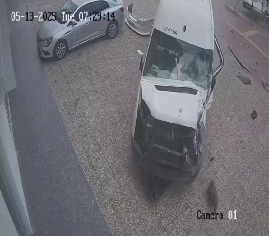 İki Servis Aracı Çarpıştı, Biri Iş Yerine Daldı (3)
