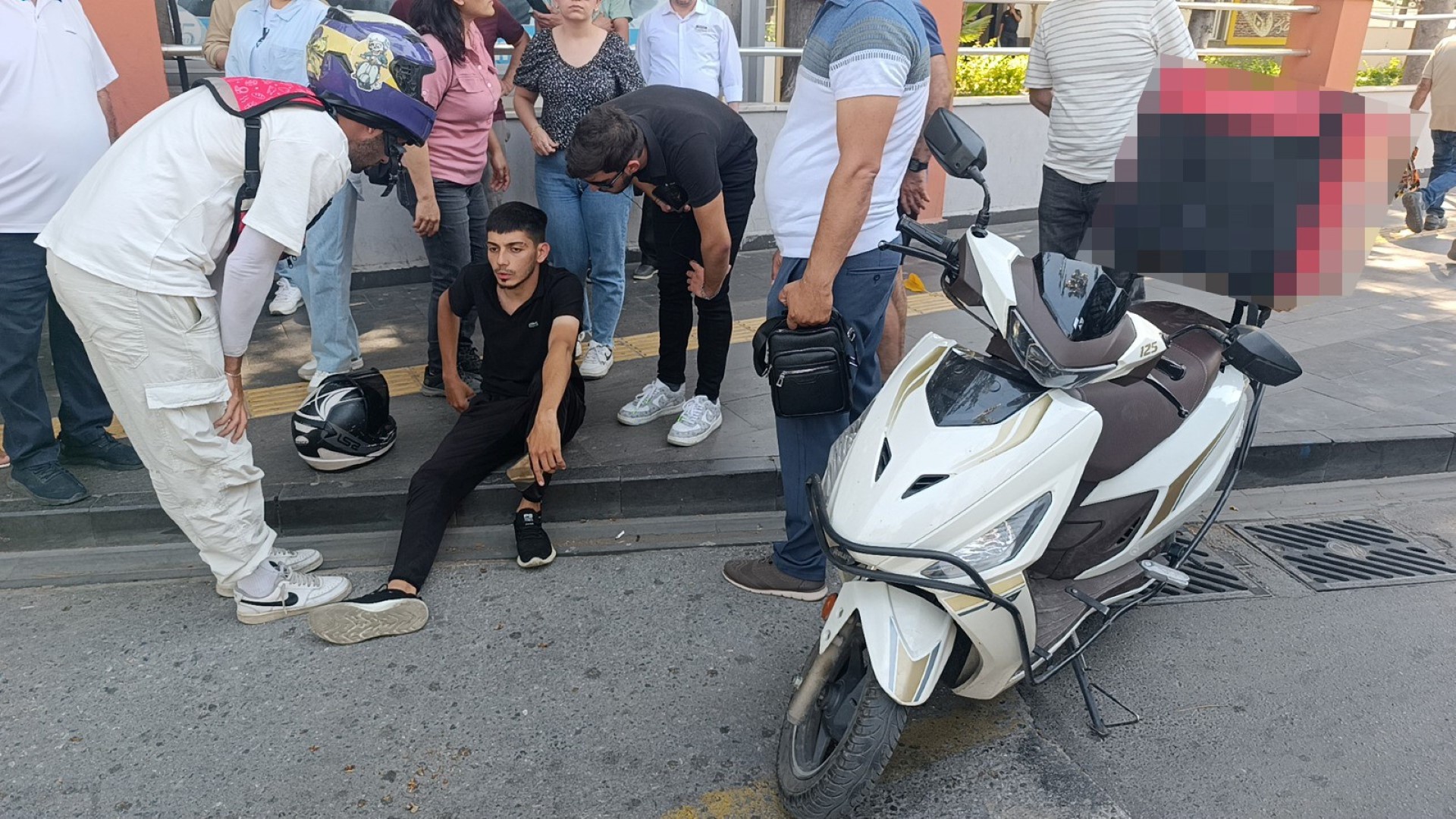 Kaza Yapan Kurye Için Arkadaşları Seferber Oldu (3) (Large)