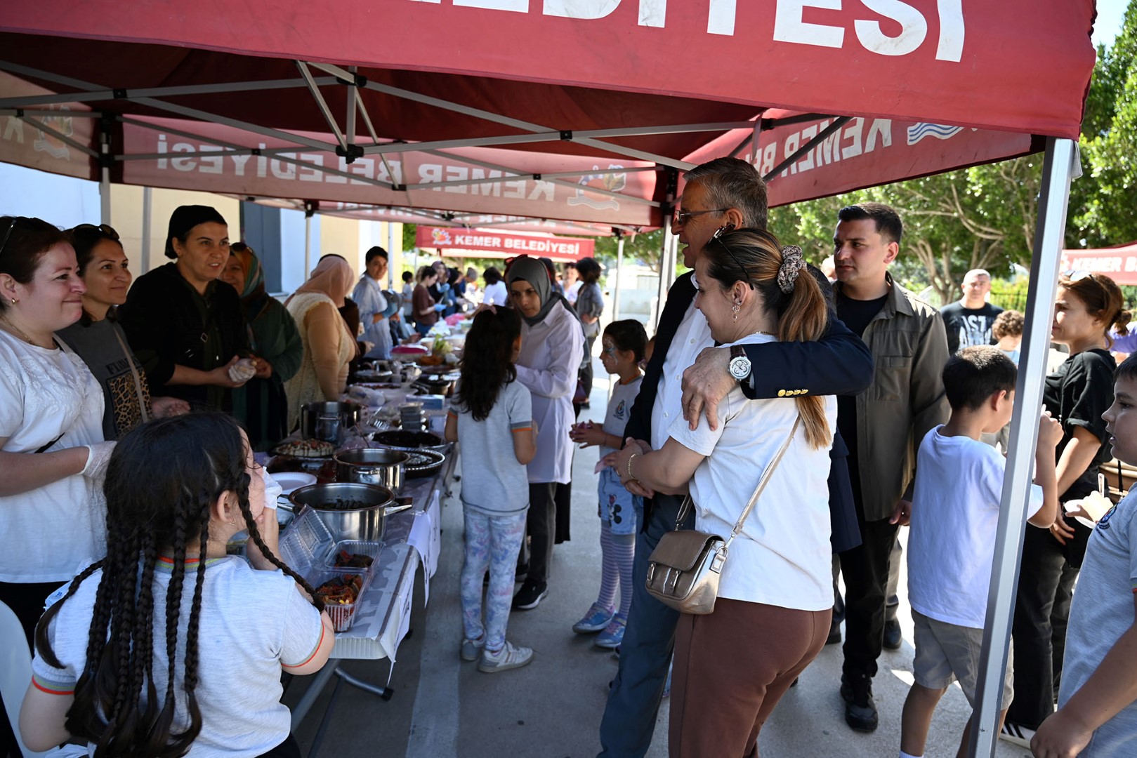 Kemer Belediye Başkanı Necati Topaloğlu Kermese Katıldı (2) (Large)