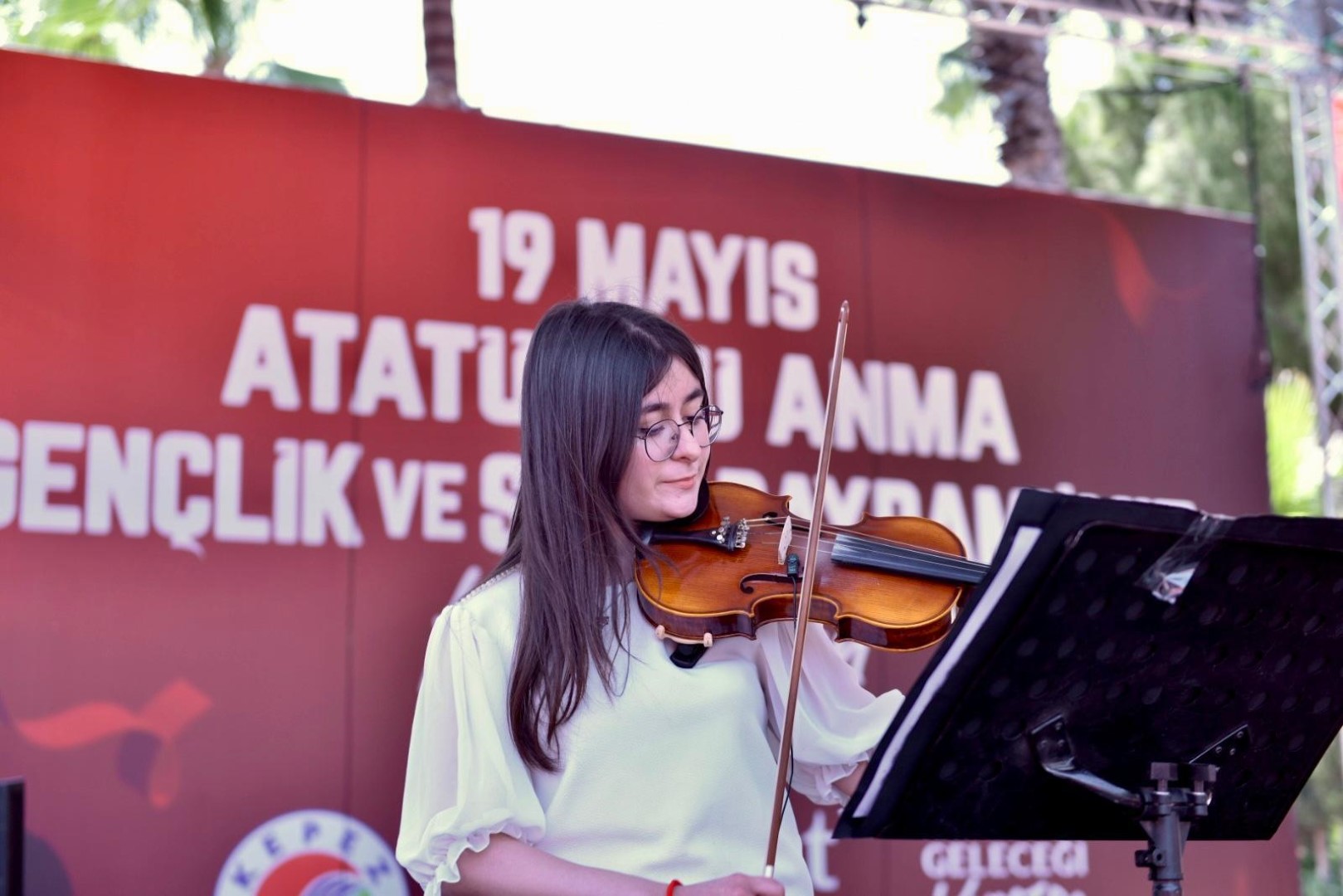 Kepez Belediyesi, Sahne Senin Etkinligiyle Genclere Firsat Verdi 7 (Large)