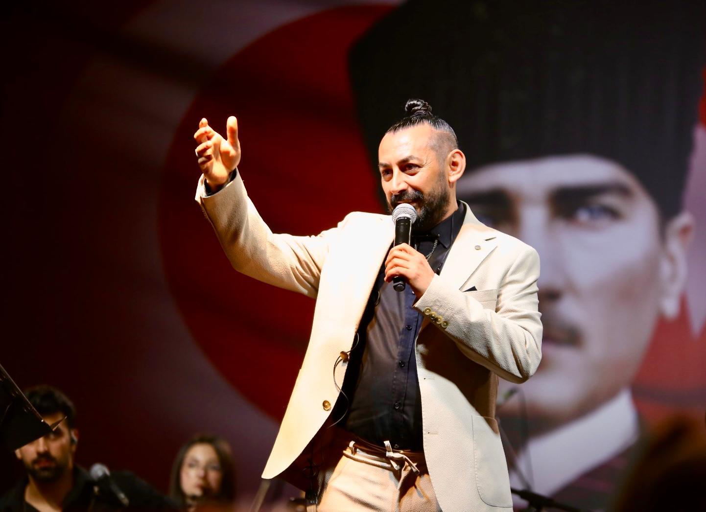 Kepezde 19 Mayis Coskusu Genclerden Efsane Sanatcilara Saygi Konseri 7