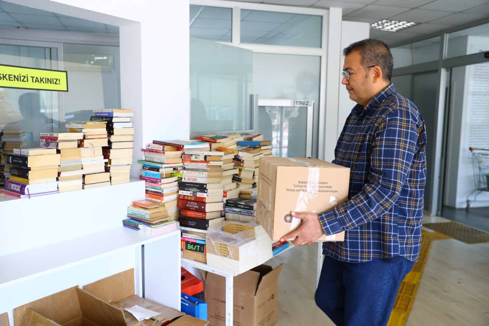 Kitaplar Antalya’dan Yola Çıkıyor, Türkiye'yi Aydınlatıyor (8) (Large)