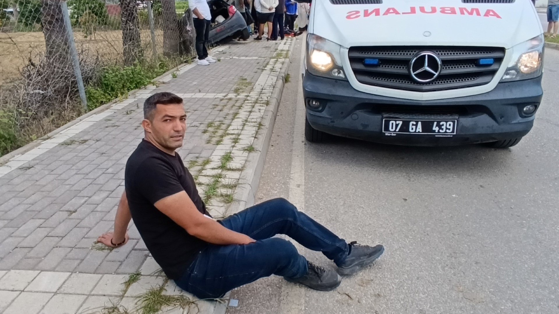 Kontrolden Çıktı Karşı Şeride Geçip Palmiyeye Çarptı 2 Yaralı (3) (Large)