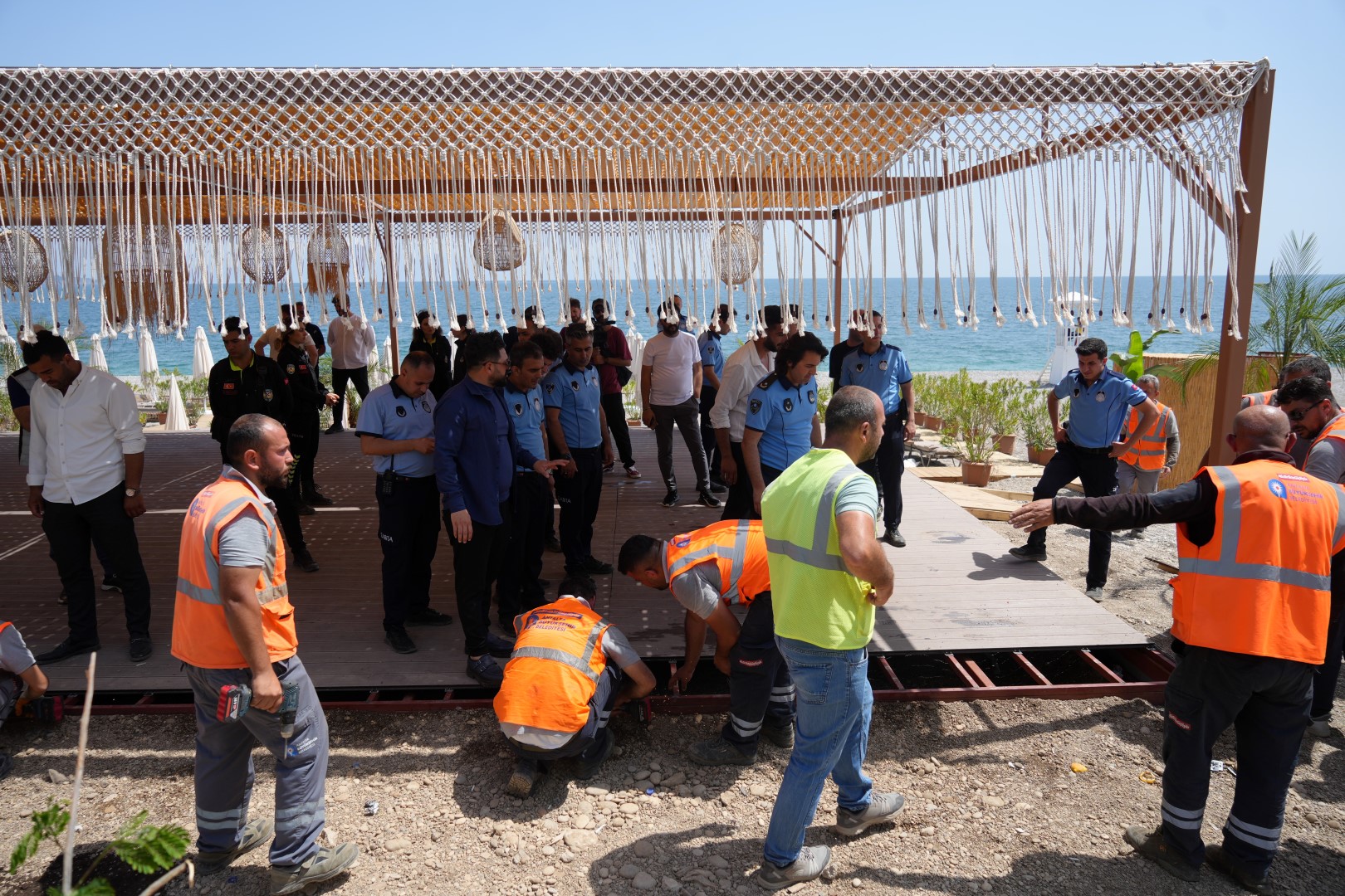 Konyaaltı Sahilinde Kıyı Işgali Denetimi Gerginliğe Dönüştü, Bazı Çalışanlar Fenalaştı (2) (Large)