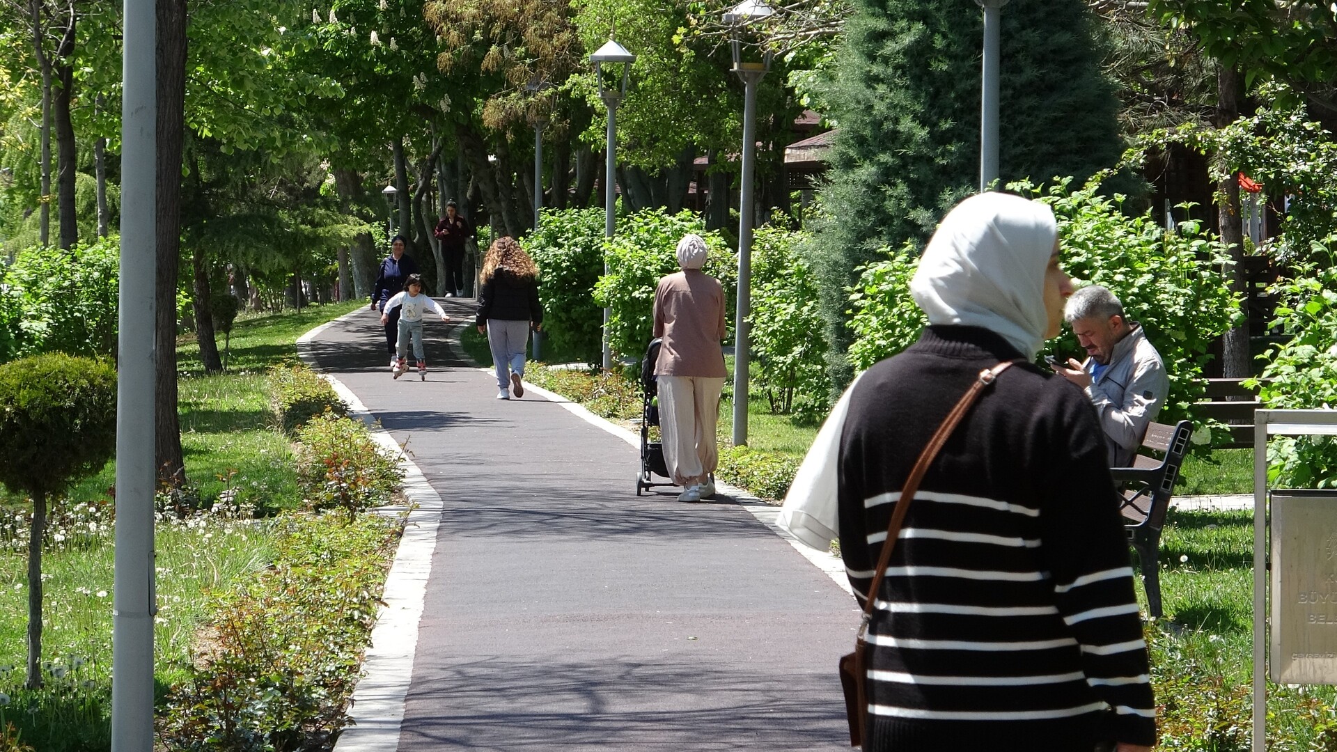 Konya'da Son Bir Haftada Etkili Olan Yağışların Ardından Vatandaşlar Haftanın Son Gününde Parklarda Güneşli Havanın Tadını Çıkardı (1)