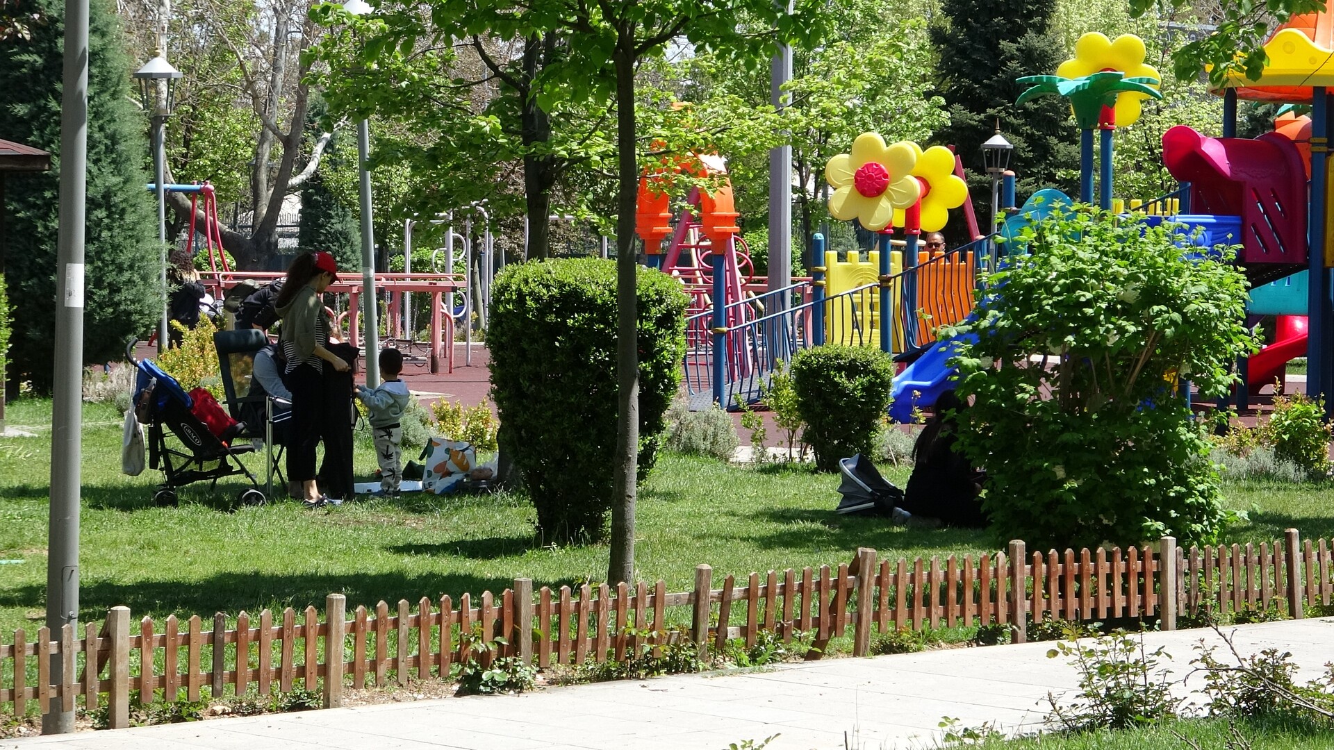 Konya'da Son Bir Haftada Etkili Olan Yağışların Ardından Vatandaşlar Haftanın Son Gününde Parklarda Güneşli Havanın Tadını Çıkardı (3)
