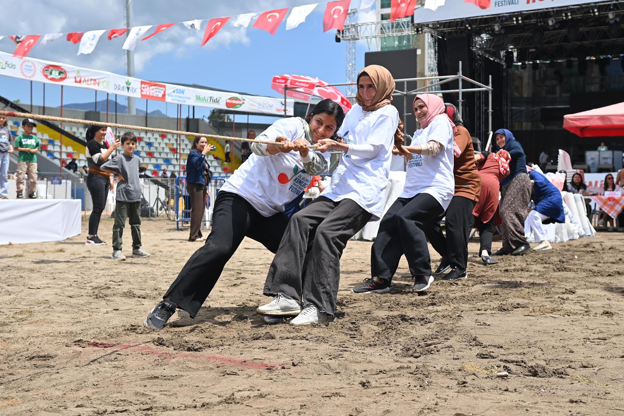 Kumluca Kadınlar Matinesi Festivali’nde Renkli Görüntüler (4)
