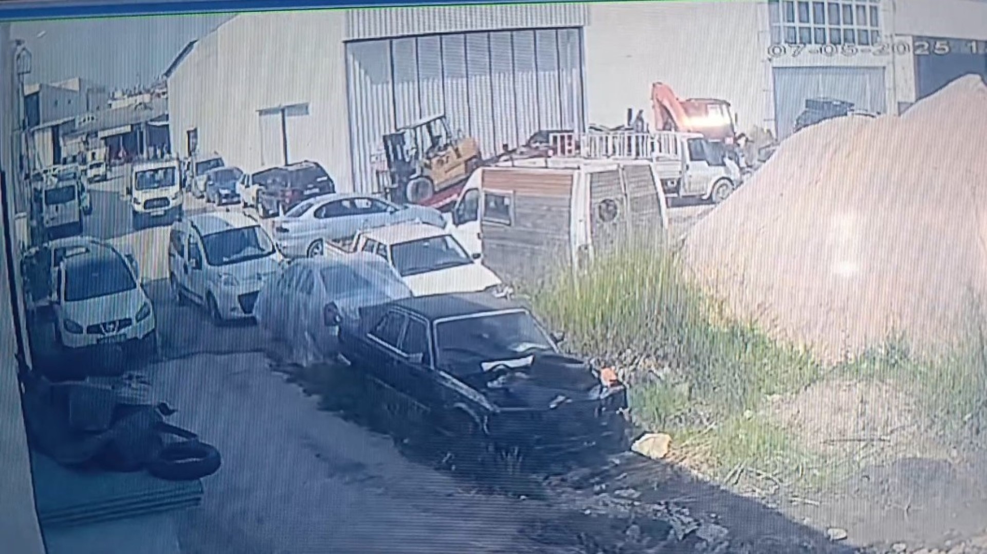 Kurtarıcıdan Inerken Halatı Kopan Forklift, Park Halindeki Otomobile Çarptı (2) (Large)