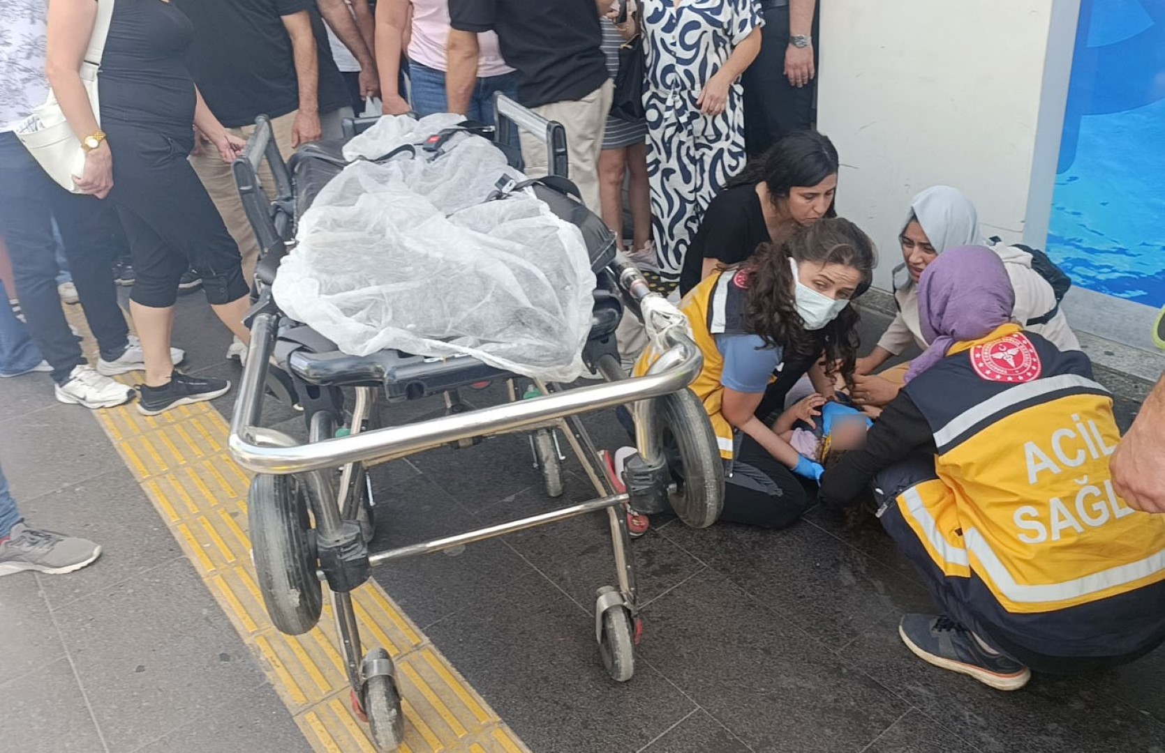 Manavgat'ta Motosikletli Kurye Yaya Geçidinde Anne Ve Kızına Çarptı 3 Yaralı (1) (Large)