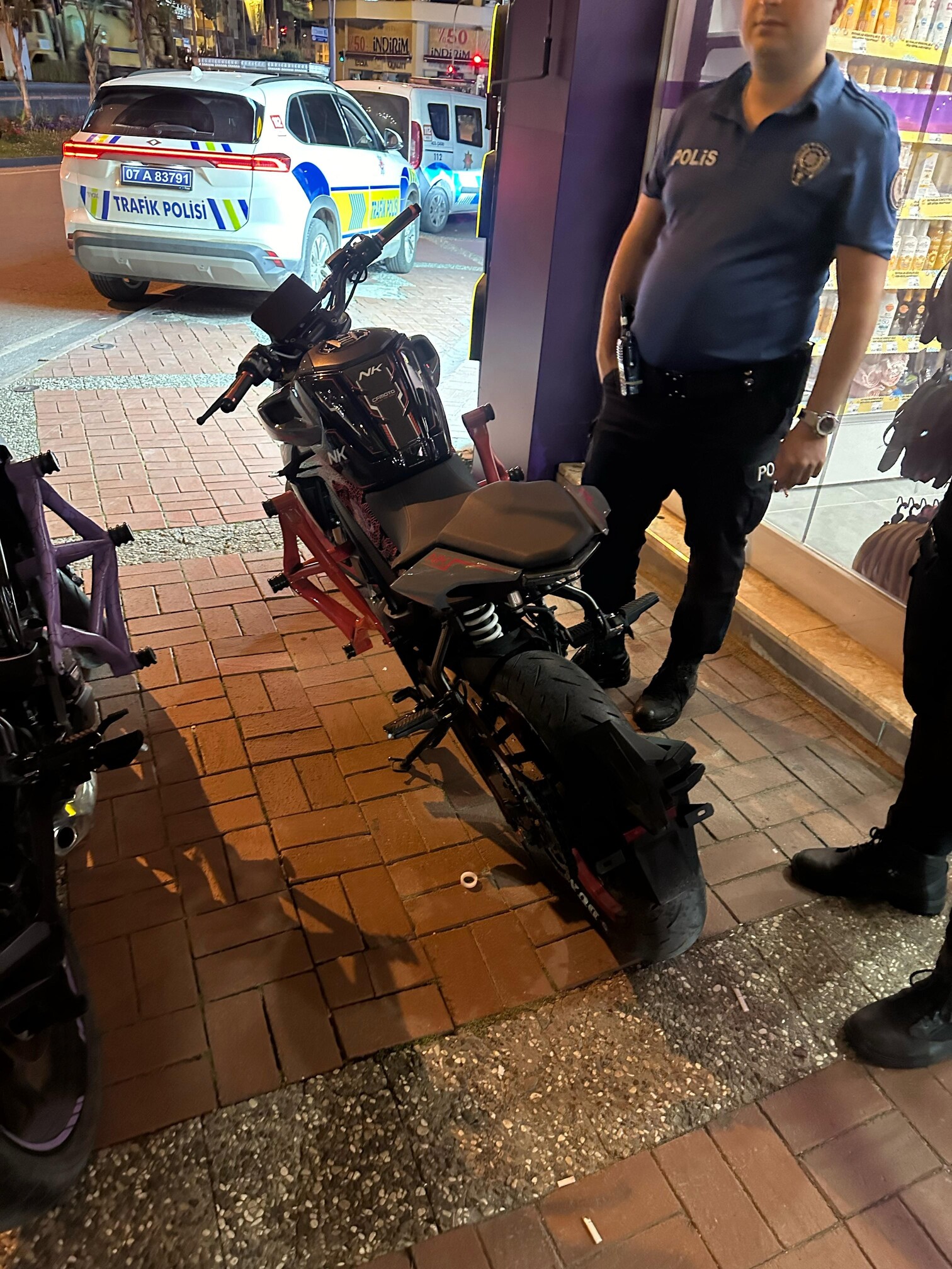 Motosikletle Tek Teker Üzerinde Gitmenin Cezası Ağır Oldu (2)
