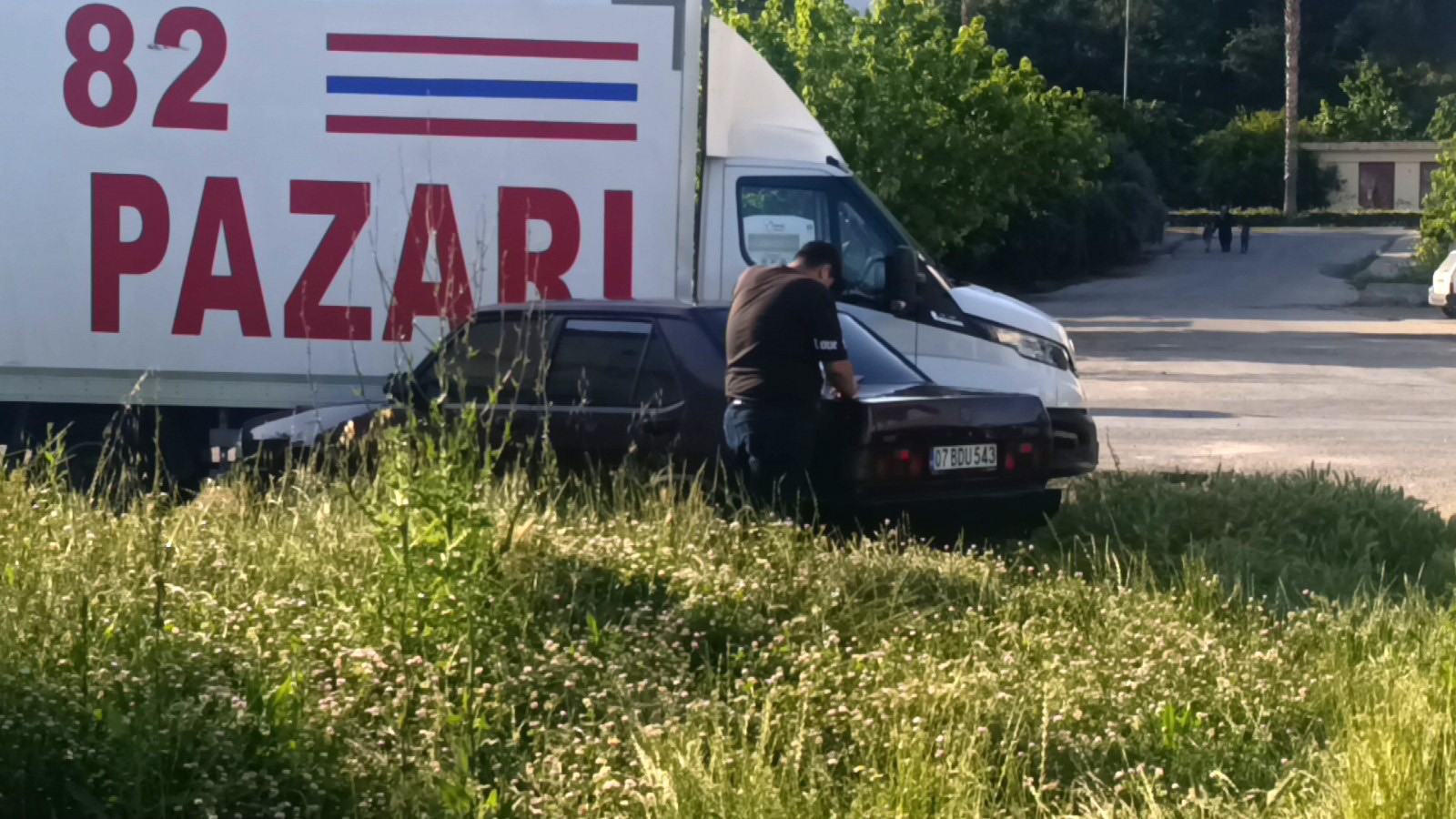 Polisin ‘Dur' Ihtarına Uymayıp Kaçan Otomobil Otların Arasında Bulundu (2)