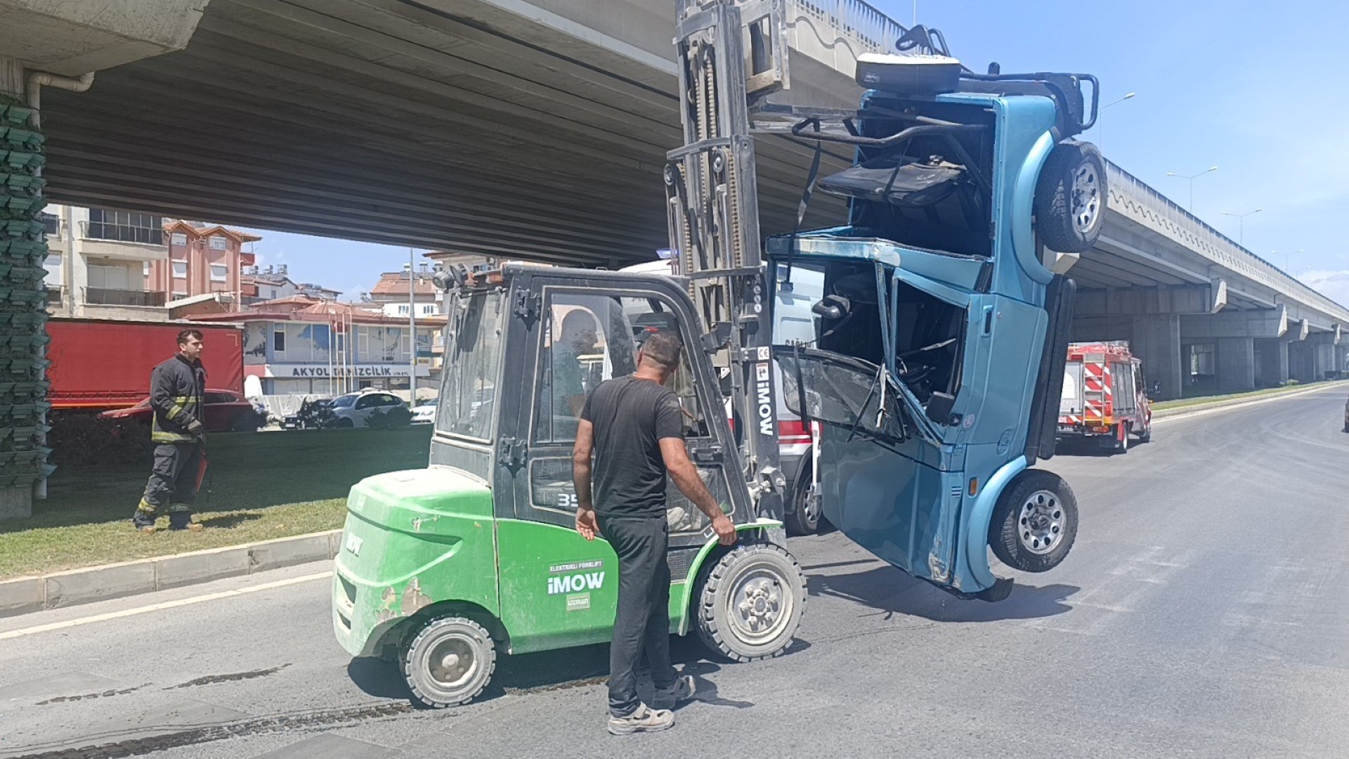 Turistler Devrilen Araçtan Forklift Yardımıyla Çıkarıldı (1) (Large)