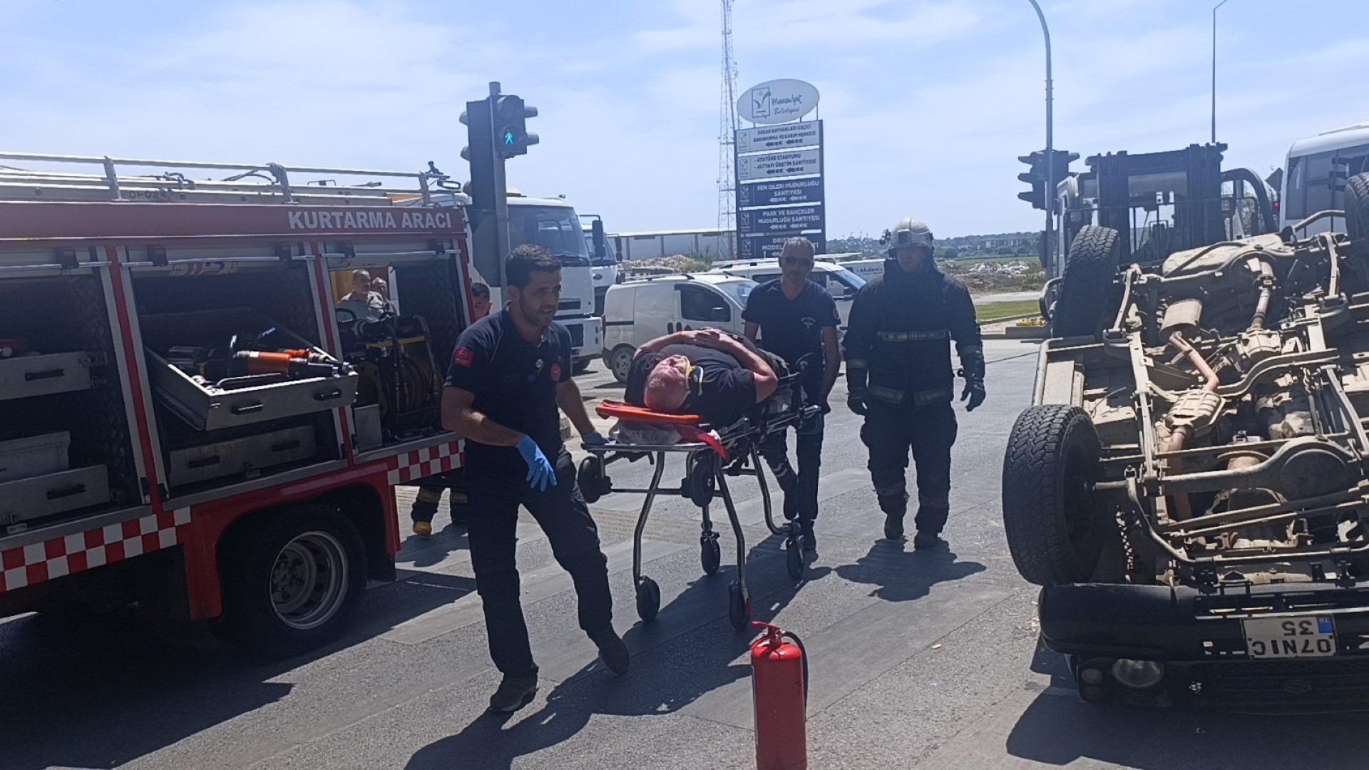 Turistler Devrilen Araçtan Forklift Yardımıyla Çıkarıldı (3) (Large)