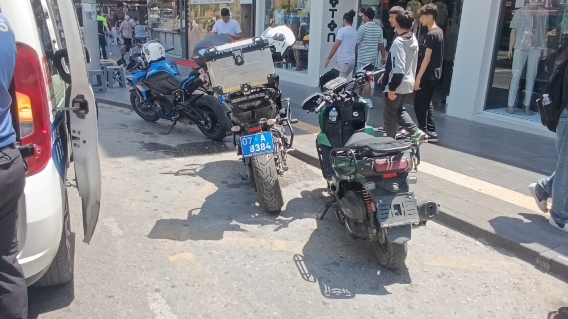 Uygulama Noktasında Durdurulan Sürücü, Motosikleti Ve Arkadaşını Bırakıp Kaçtı (3) (Large)