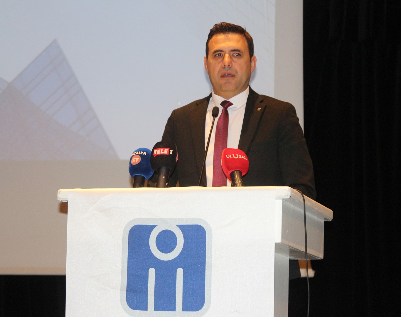 Vali Sahin Binalar Insanlari Olduruyor 690387 204528 (Large)