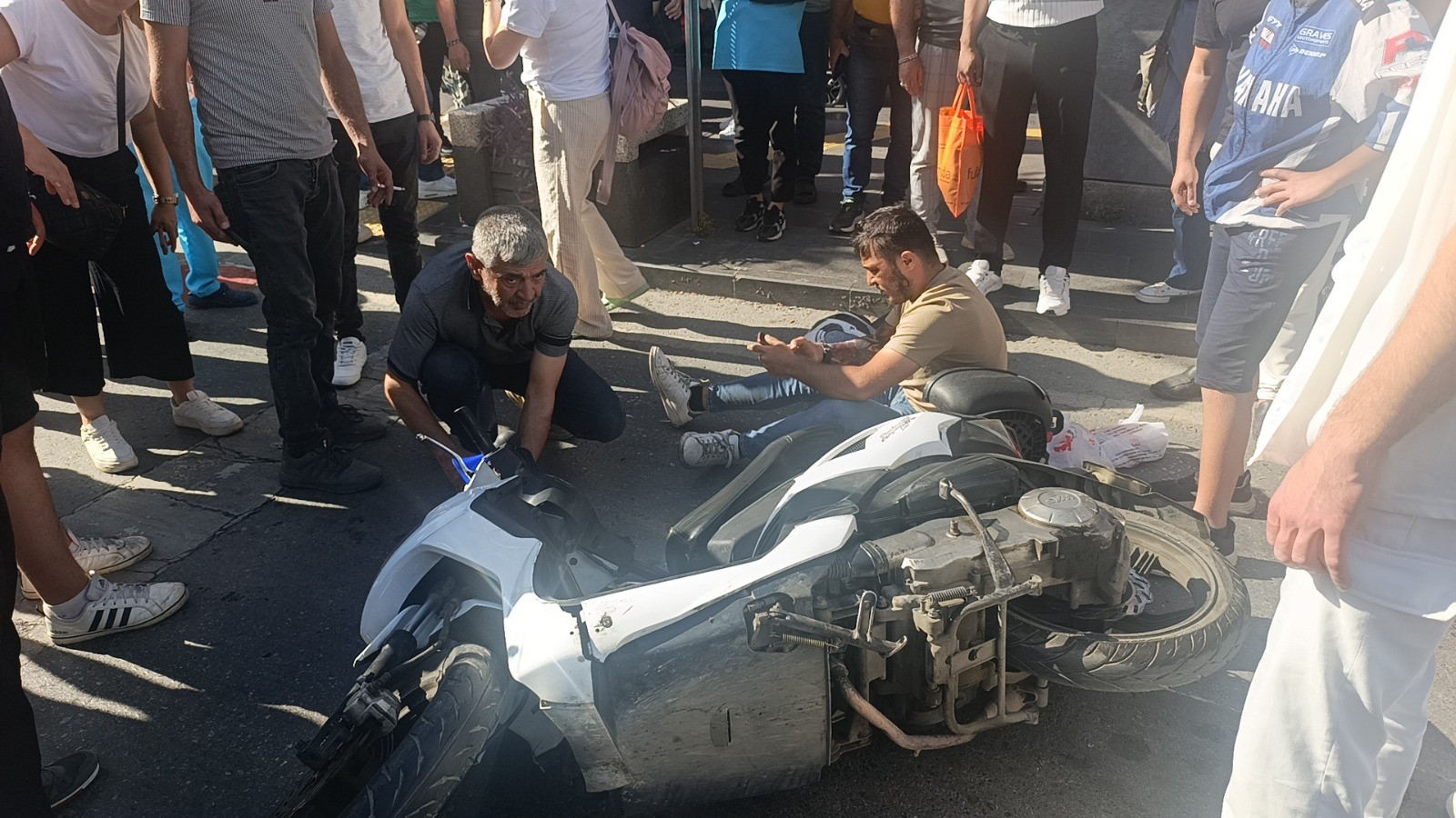 Yaya Geçidinde Motosikletler Çarpıştı 3 Yaralı (2)