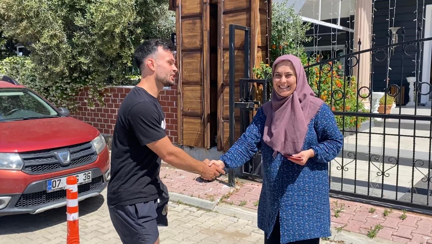 Yıllar Önce Kaybettiği Telefonu Geri Gelmeyen Turist, Bulduğu Telefona Sahibine Teslim Etti (1)