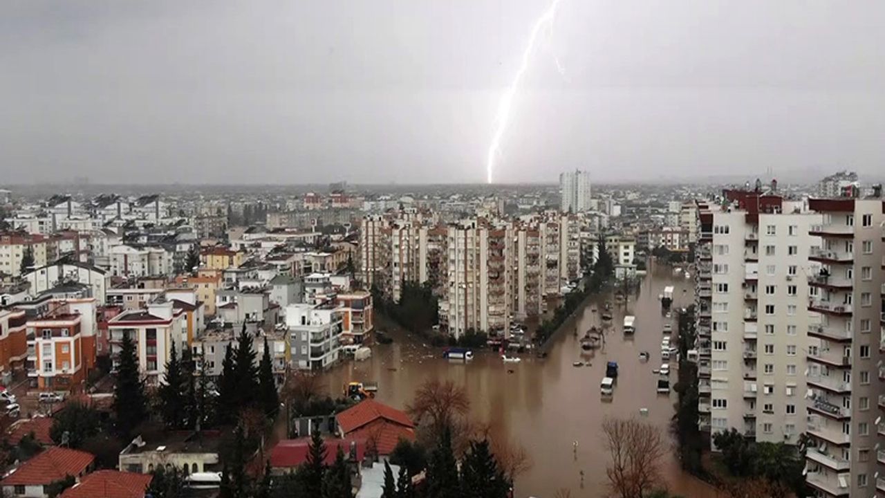 Antalya yağışa teslim oldu