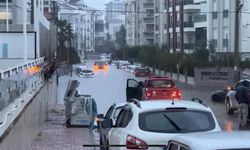 Peş peşe uyarıların geldiği turuncu alarm verilen Antalya’da yağmur başladı