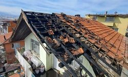 3 katlı binanın çatı katında yangın