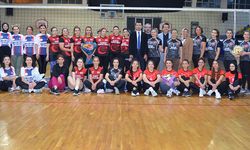 Sağlıkçılar voleybol turnuvasında buluştu