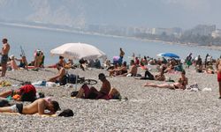 Antalya’da sıcağı görenler dünyaca ünlü sahile akın etti