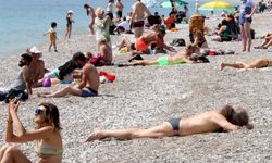 Antalya'da oyunu kullananlar dünyaca ünlü Konyaaltı Sahili'ne akın etti