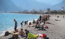 Antalya'da sahildeki yoğunluk yazı aratmadı