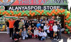 Alanyasporlu futbolcular Efecan ve Novais imza gününe katıldı
