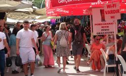 Antalya’da turistler pazara akın etti esnafın yüzü güldü