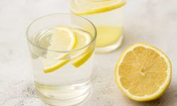 Tek yudumu boğazda ağrı bırakmıyor, limonu böyle yerseniz ağrıyı anında kesiyor
