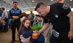 Kepez zabıtasından şeker ve çiçekli bayram tebriği
