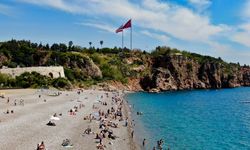Antalya'da dünyaca ünlü sahilde bayramdaki yoğunluk yaz aylarını aratmadı