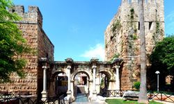 M.S. 130 yılından günümüze açılan Tarihi Hadrian Kapısı