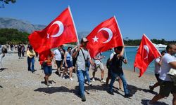 Kemer’de büyük Paris etkinliği… Dev Türk bayrakları açıldı