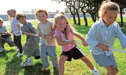 Antalya Muratpaşa Belediyesi çocukları zamanda yolculuğa çıkarıyor… Oyun sokağında sek sek oynayacaklar…