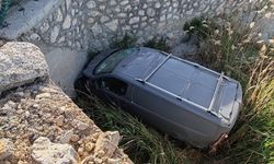 Antalya-Burdur yolunda korkutan kaza.. Kamyonet kanala uçtu 2 yaralı