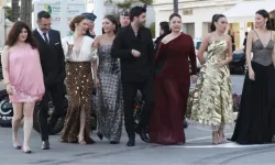 Kızılcık Şerbeti Cannes’da Rengarenk, Kızılcık Şerbeti Nilay’ı Elbisesi Fena Tiye Alındı
